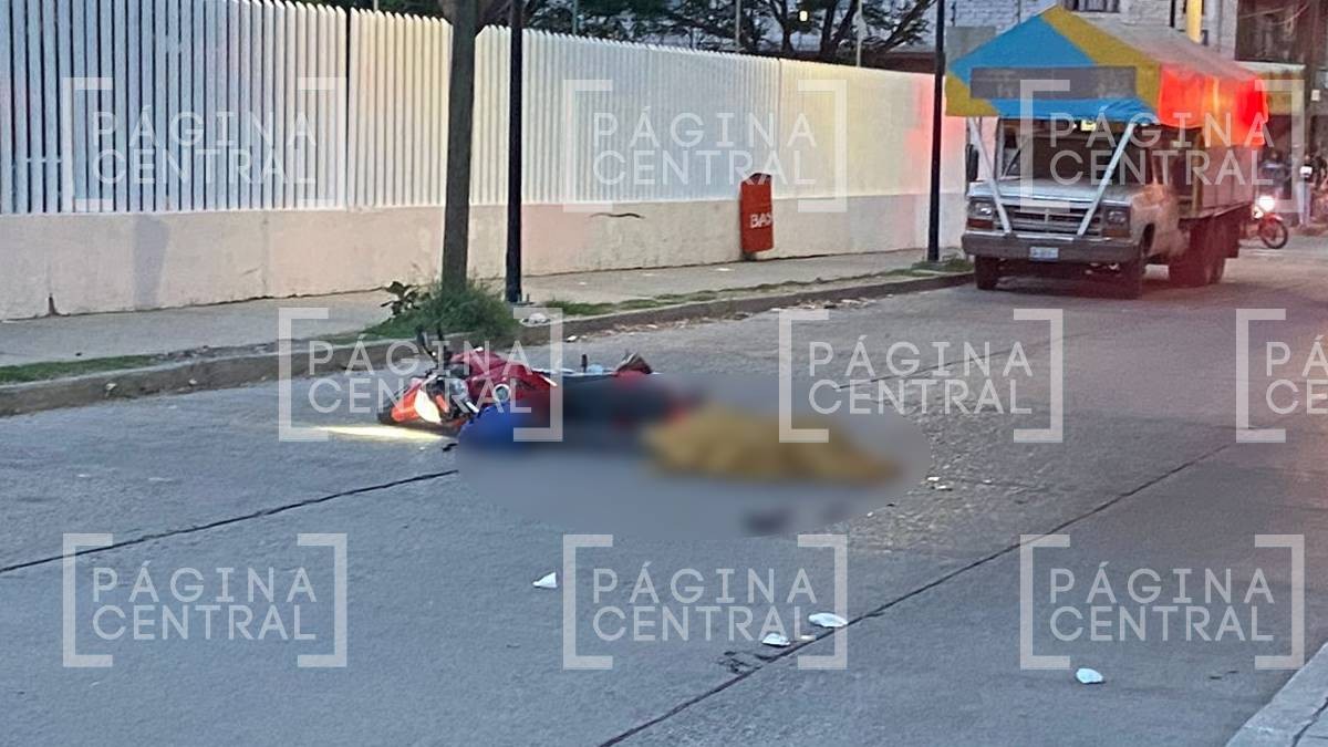 Motociclista intenta ganarle paso a camión y muere atropellado en León