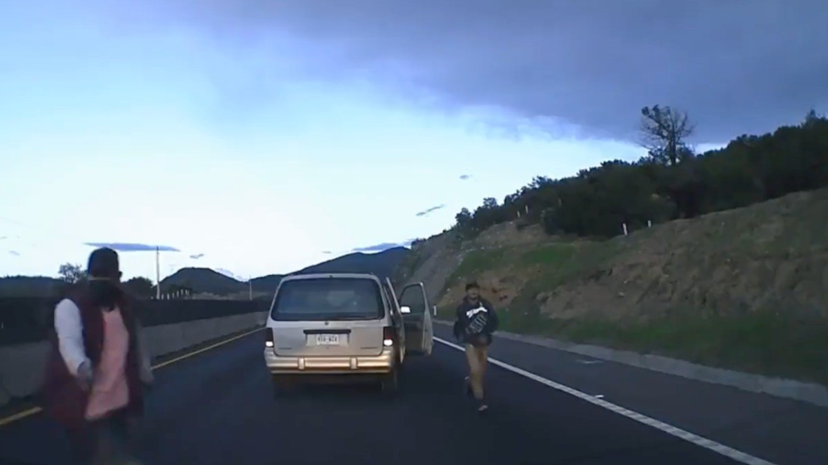 VIDEO ¡Familia se salva de robo en carretera por conducir en reversa!