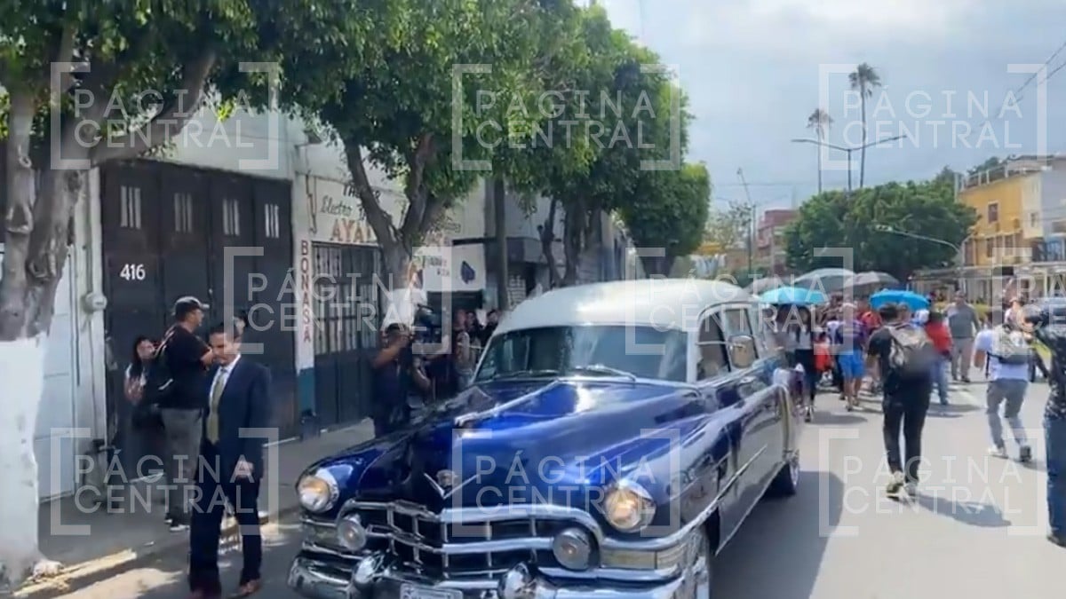 Familiares y amigos despiden a Milagros; la entierran en el panteón de San Nicolás
