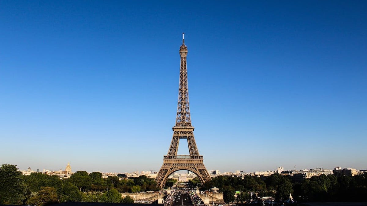Desalojan la torre Eiffel por alerta de bomba