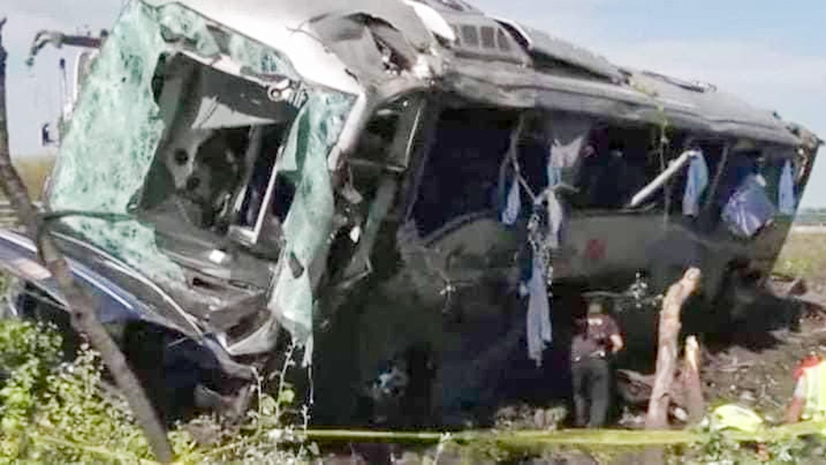 Fallecen 7 personas, incluido un bebé, en volcadura de autobús en la México-Querétaro