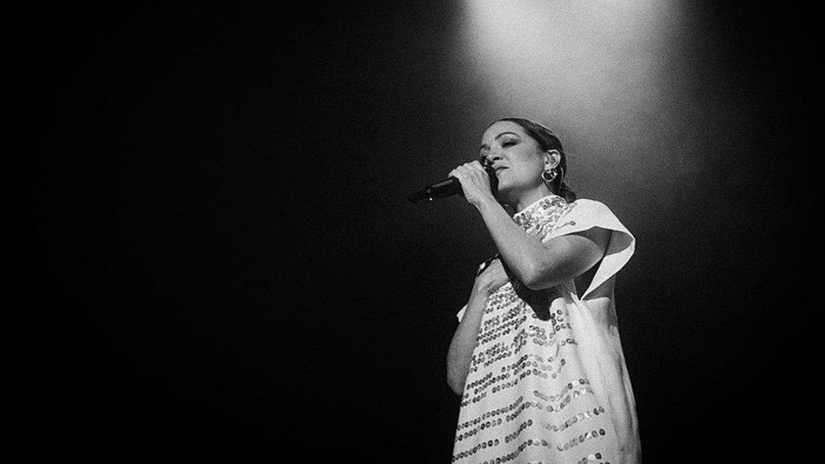 Natalia Lafourcade sorprende en un bar al cantar 'palomazo' con grupo de covers (VIDEO)