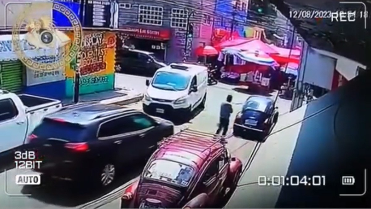 Menor de edad conduce un Vocho taxi por un tianguis y atropella a seis personas