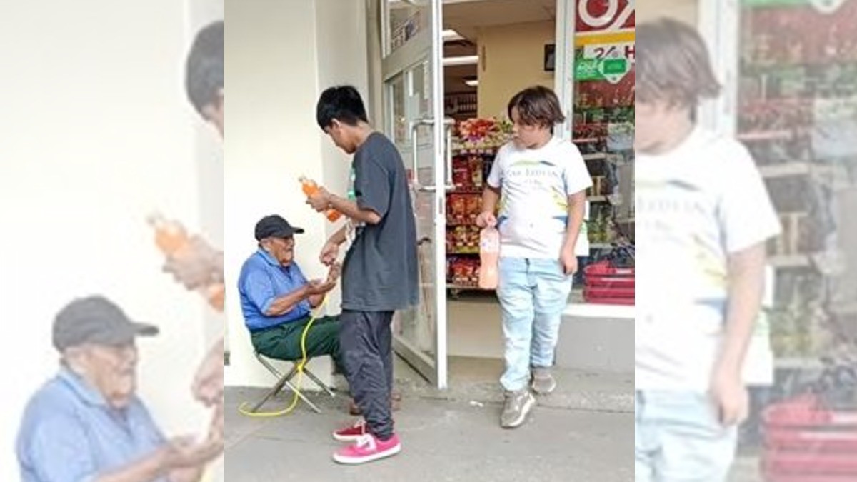 Así este abuelito abre la puerta del Oxxo para ganar dinero