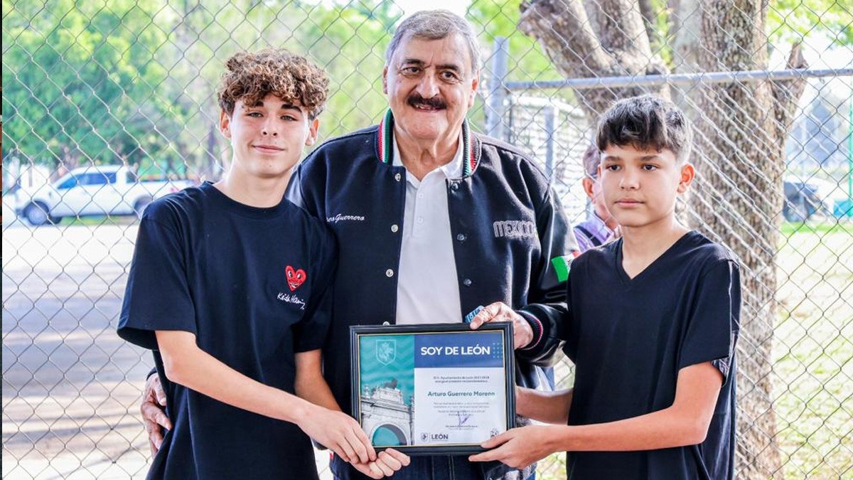 Otorgan el galardón Soy de León al histórico basquetbolista Arturo ‘Mano Santa’ Guerrero