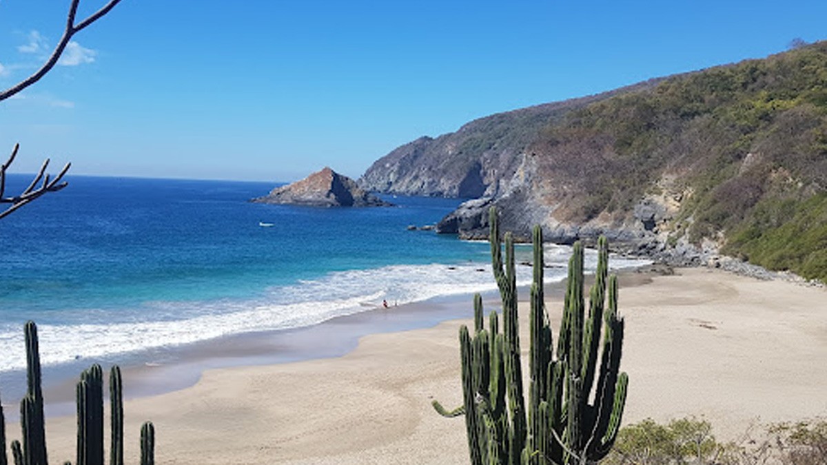Tres turistas de Guanajuato son arrastrados por el mar en Zihuatanejo