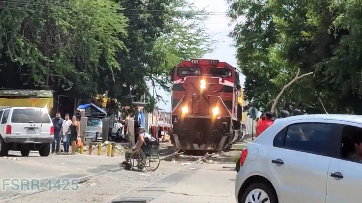 VIDEO: Salvan a hombre en silla de ruedas de morir arrollado por el tren