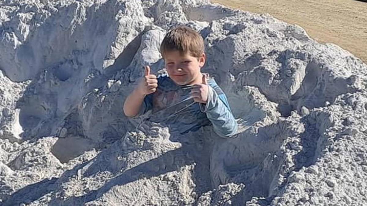 Niño muere envenenado después de tomarse foto jugando en pila de polvo tóxico