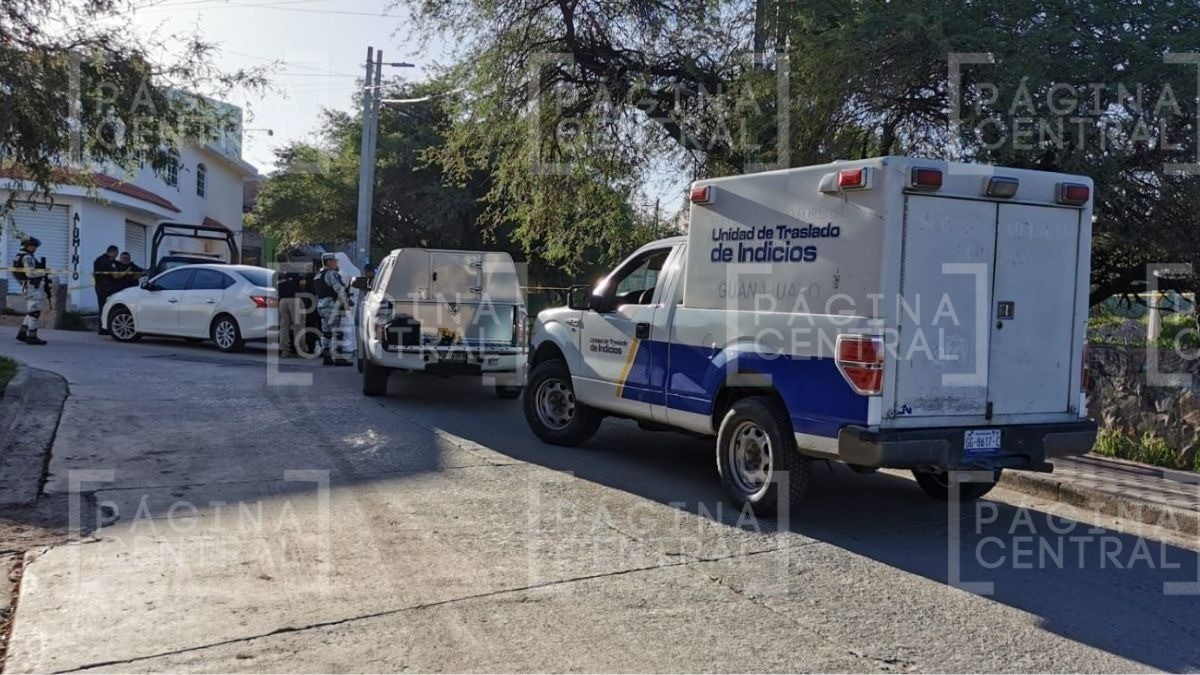 Encuentran trabajadores cuerpo en plena calle; estaba encobijado y maniatado