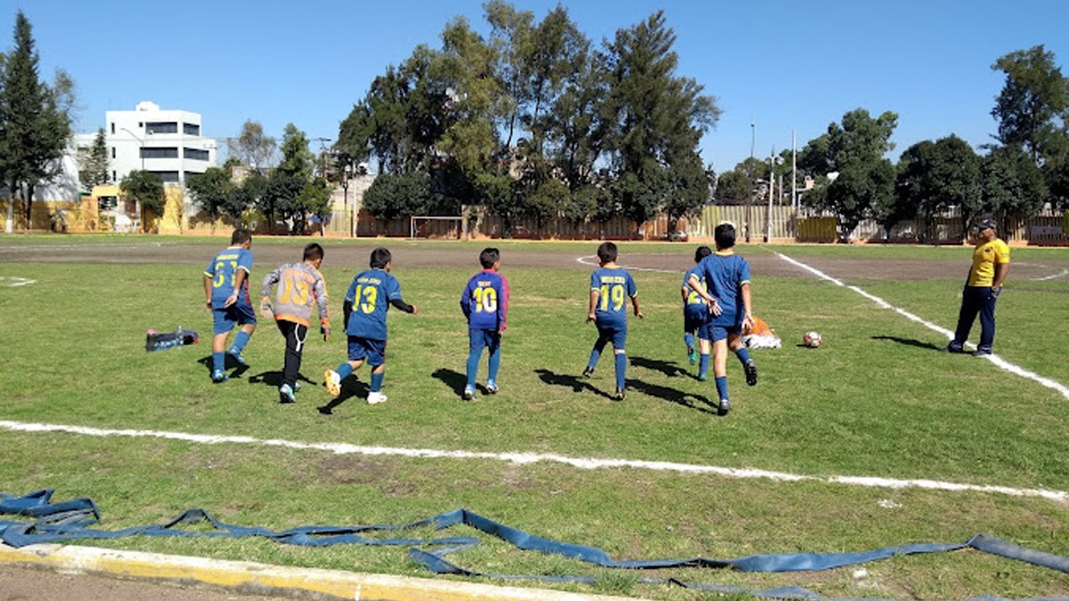 Niño jugaba en una cancha y muere al caerle una portería