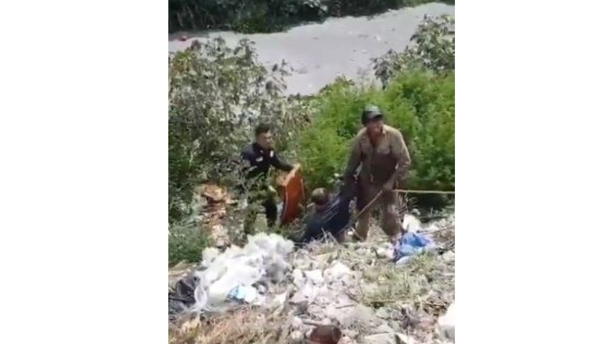 VIDEO Discapacitado es arrojado a un canal de aguas negras, ¡por su propia familia!
