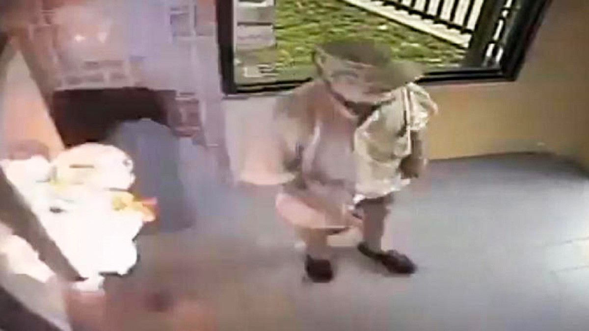 VIDEO: Hombre prende fuego a cajero automático, pero acaba quemado en explosión