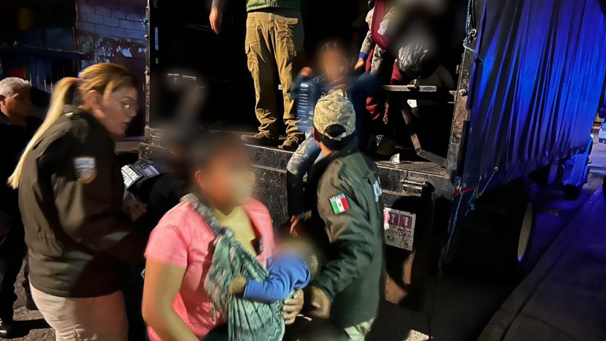 Encuentran a 231 migrantes, incluidos niños, en el contenedor de un tráiler en CDMX