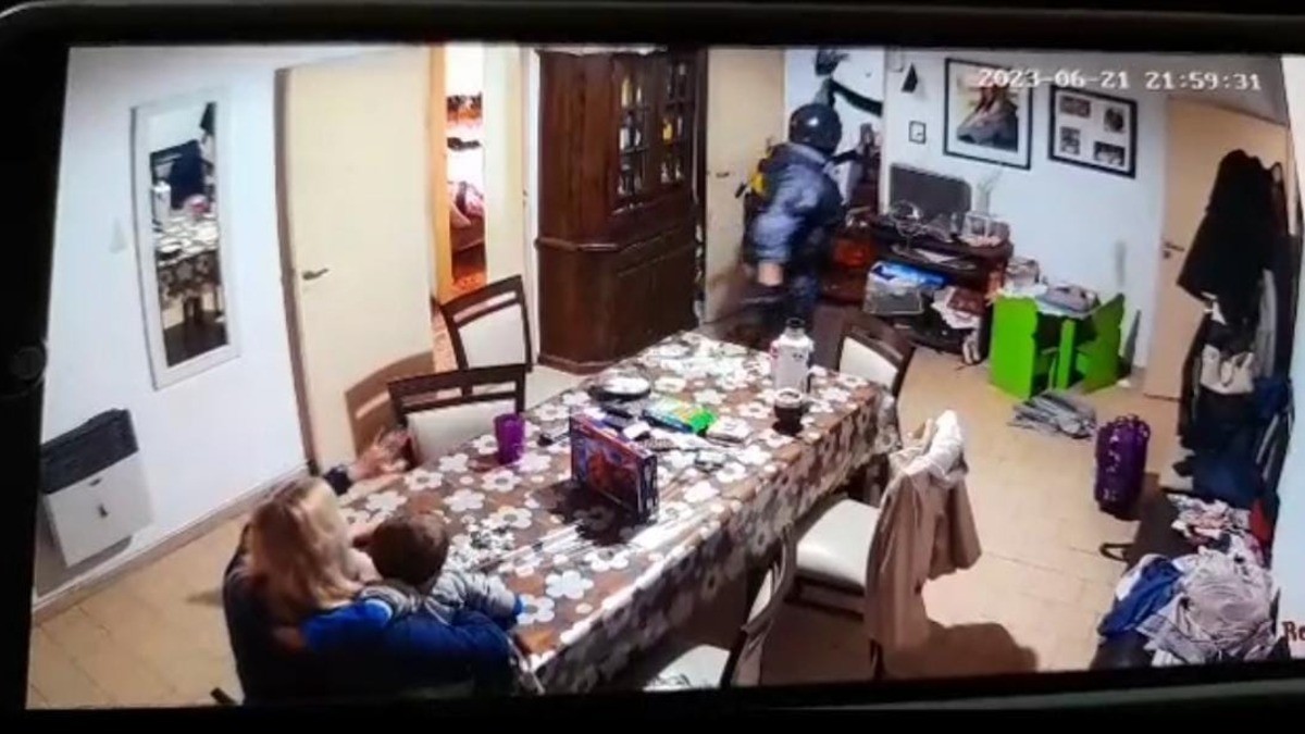VIDEO Policías catean casa por error y asustan a niños