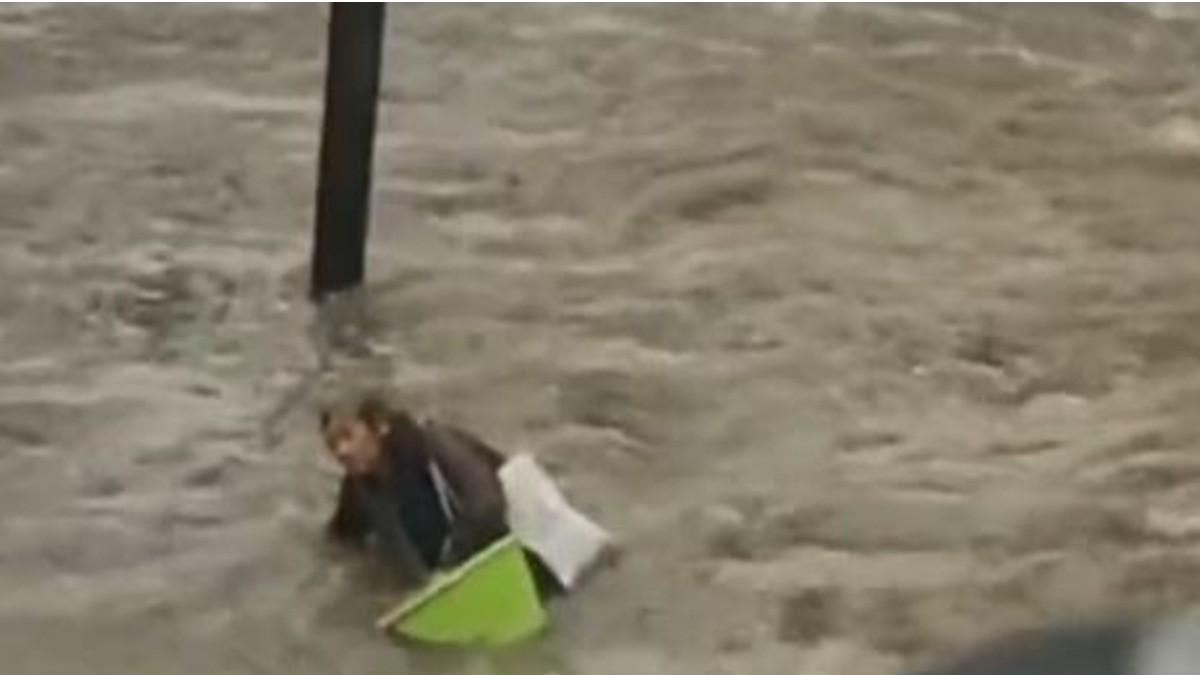 Fuertes lluvias anegan Coacalco y arrastran a anciana VIDEO