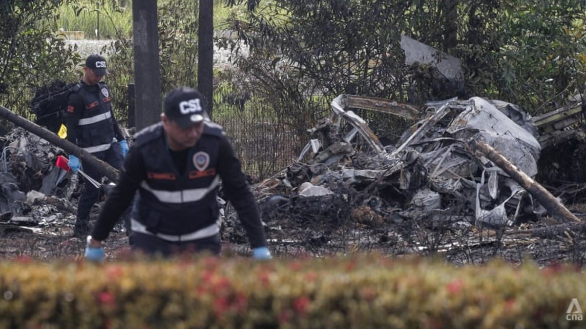 VIDEO: Jet privado se estrella e impacta un auto y una moto; hay 10 muertos