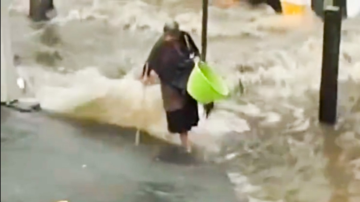 VIDEO: Fuerte corriente de lluvias arrastra a valiente abuelita por toda la calle