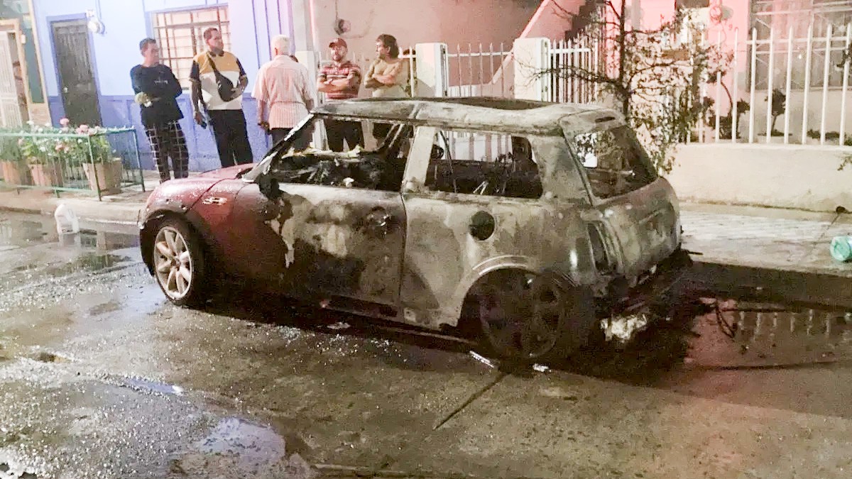 Tras pelea entre vecinos, el auto de uno de ellos termina calcinado