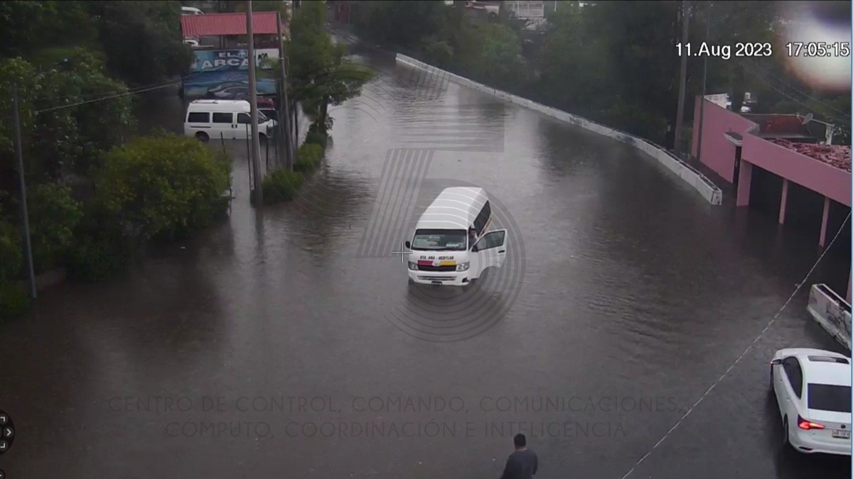 'Hola Dios, soy yo de nuevo': Pasajeros rezan para que su camión no se inunde
