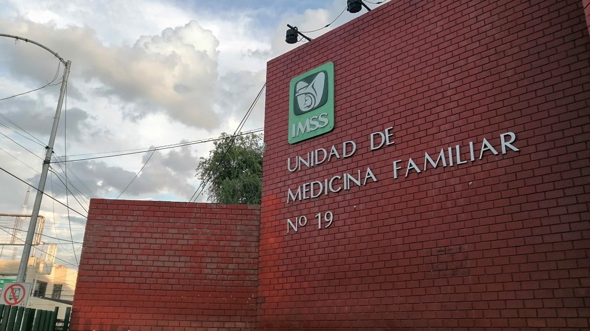 Hombre entra a hospital del IMSS y acuchilla a su pareja