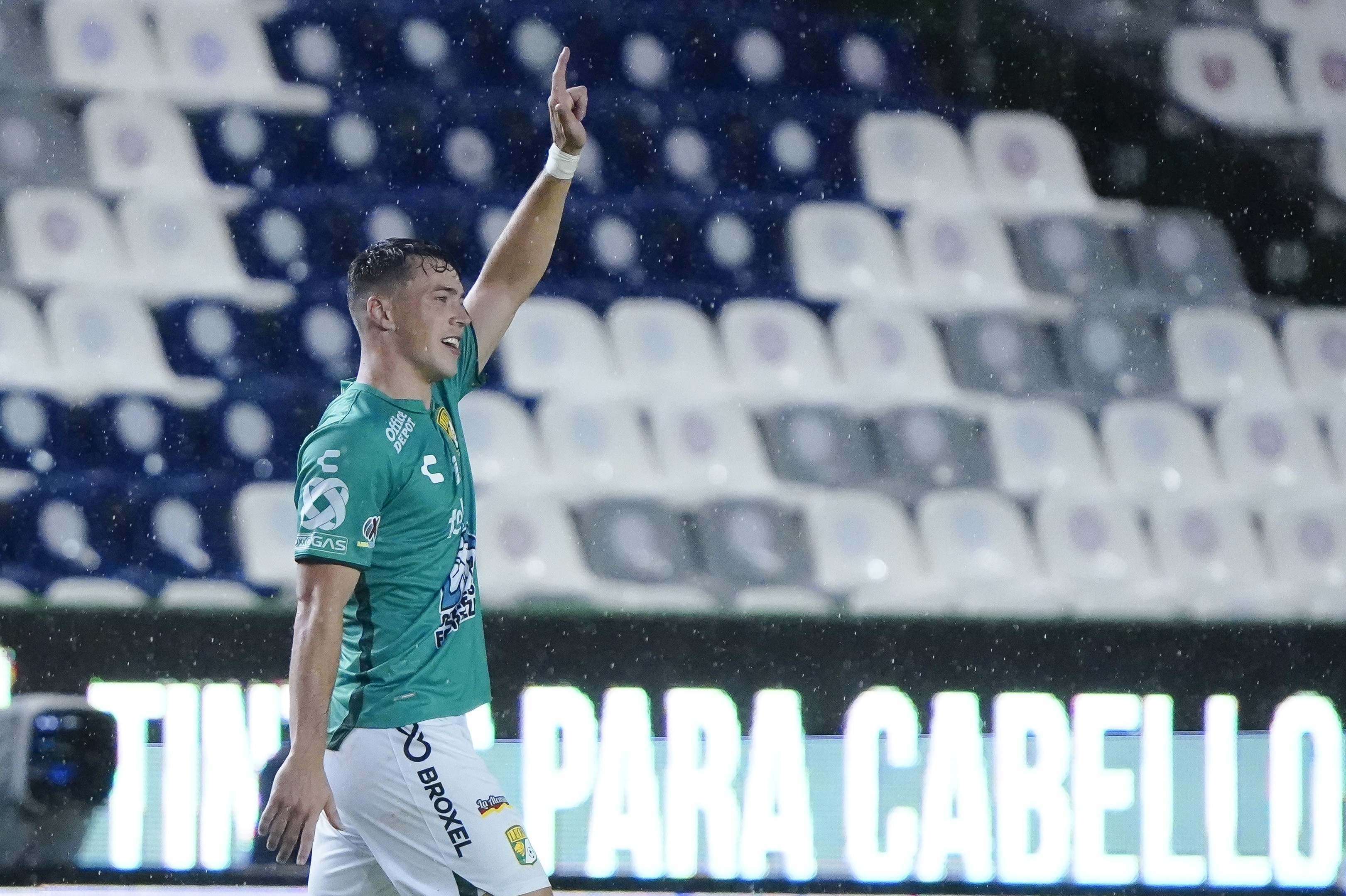 Con gol de colección de Viñas, el melenudo regresa a la senda del triunfo