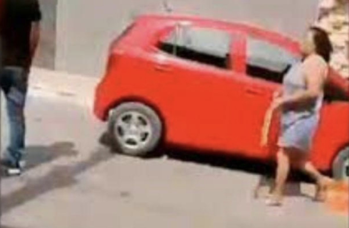 VIDEO Cambia a esposa e hijos por una venezolana y su mamá le da de latigazos en plena calle