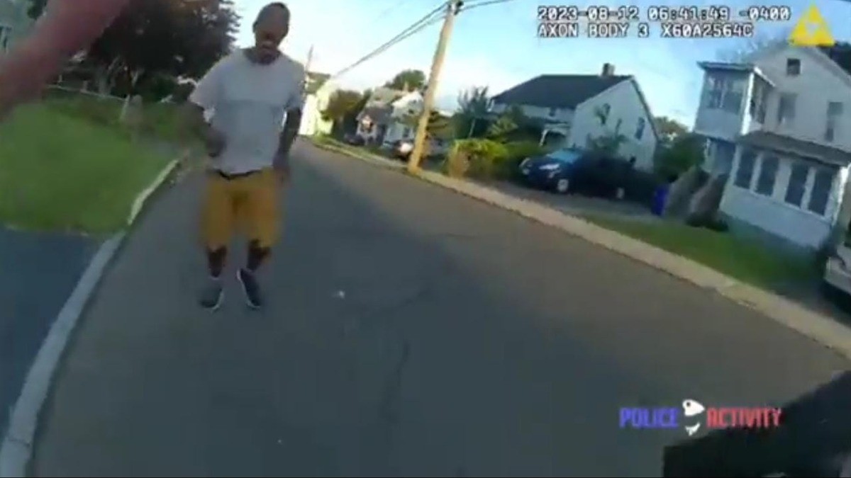 Policía acude a atender reporte y es atacada con un martillo