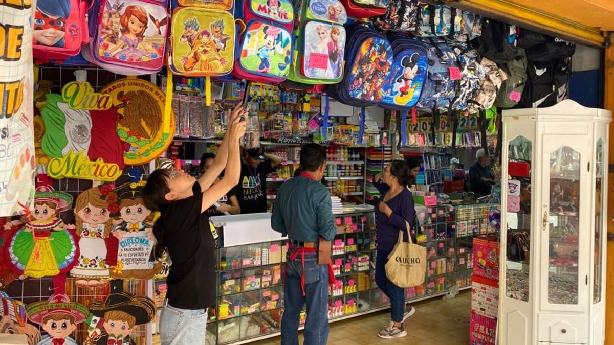 Abarrotan papelerías para la compra de útiles escolares