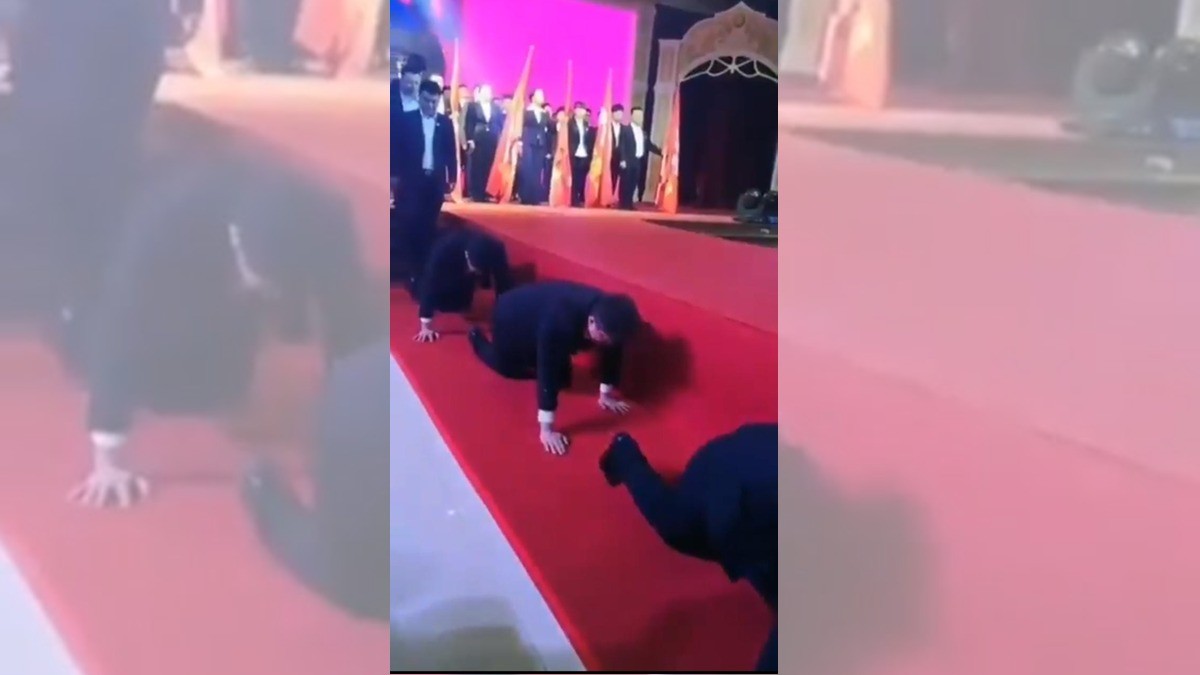 Empresa pone a gatear a sus empleados por no cumplir con las metas