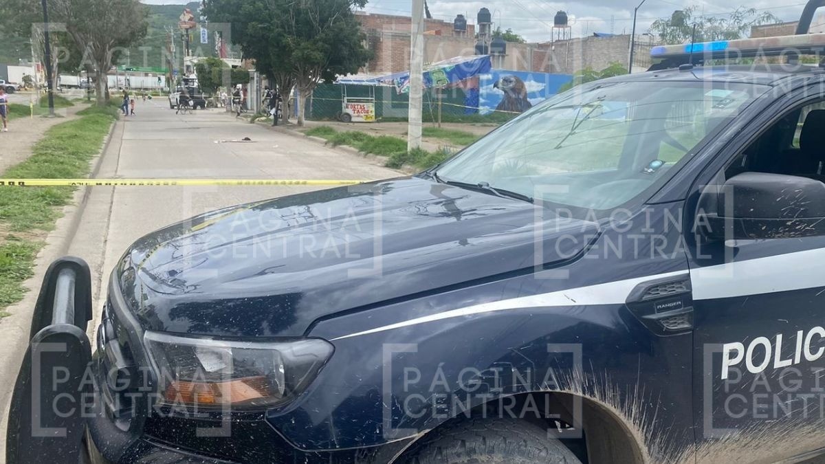 Disparan en la cabeza a hombre; queda tendido a la mitad del bulevar Constelaciones