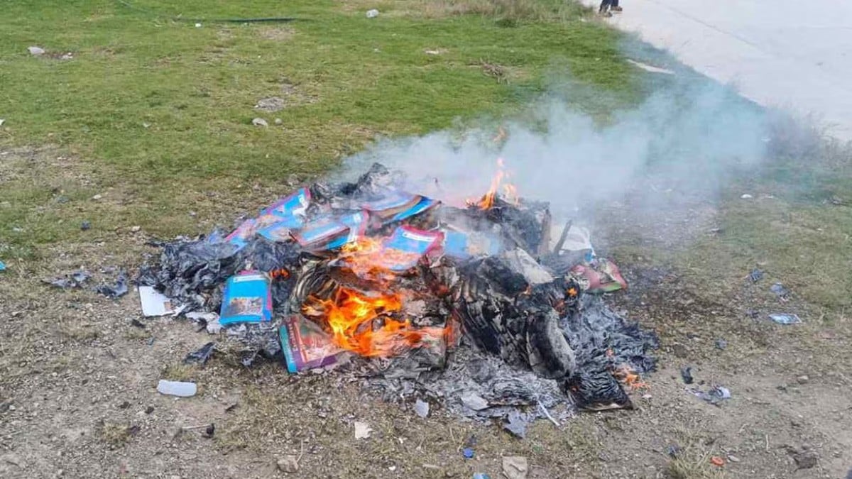 ¡Como en la Edad Media! Organizan quema de libros de la SEP