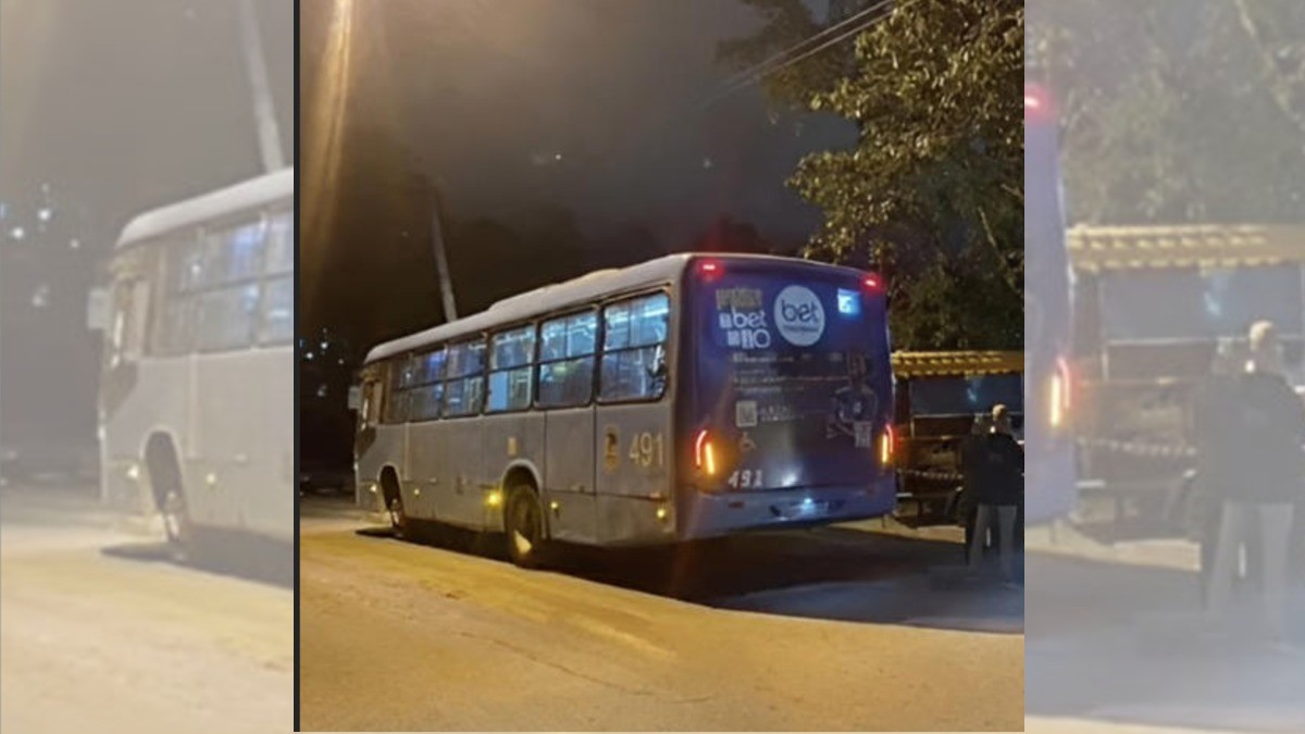 Niña saca su cabeza en el autobús y muere al chocar con un poste