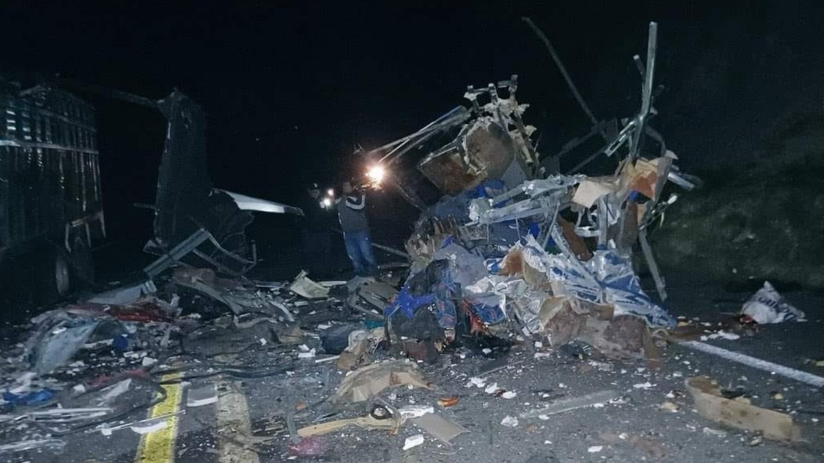 Chocan autobús de pasajeros y un tráiler; reportan al menos 15 muertos y 36 heridos