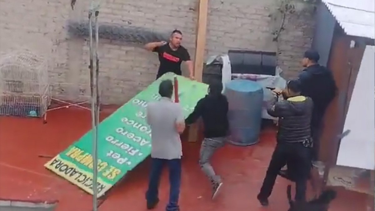 VIDEO: Civiles y policías se enfrentaron con ladrón y ni así podían con él