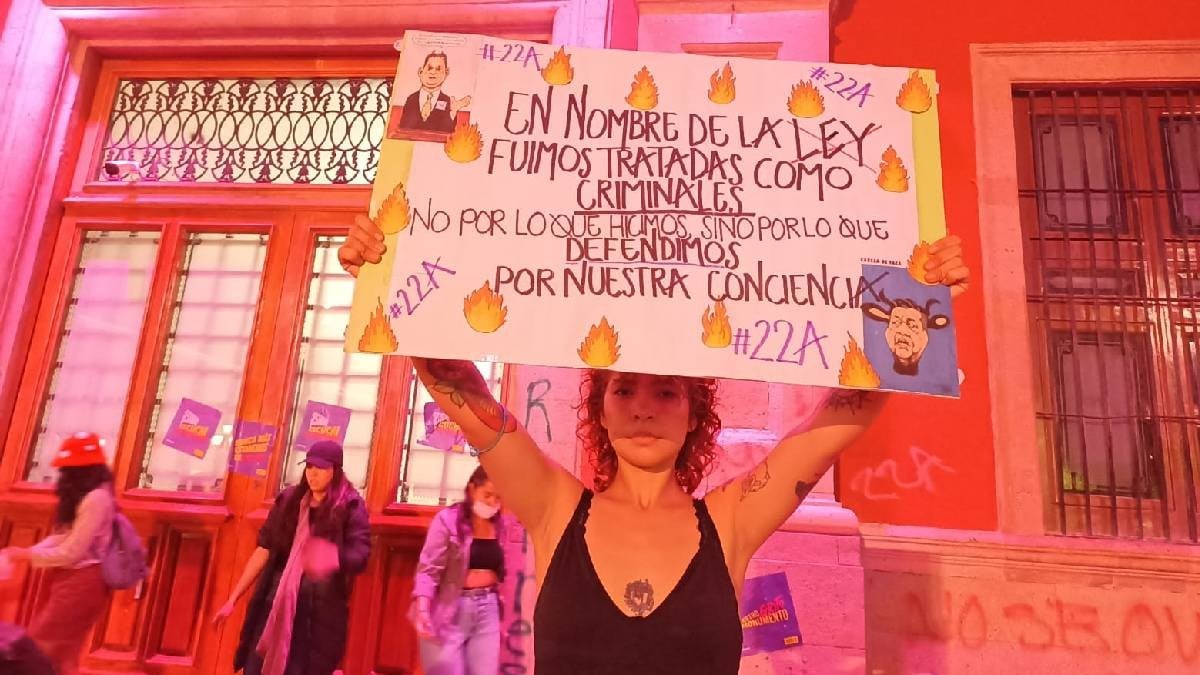 Feministas marchan para no olvidar represión policial y abusos en León