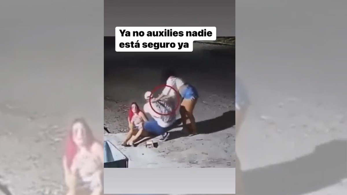 VIDEO Por ayudar a dos mujeres “borrachas“, hombre termina sin tenis e inconsciente