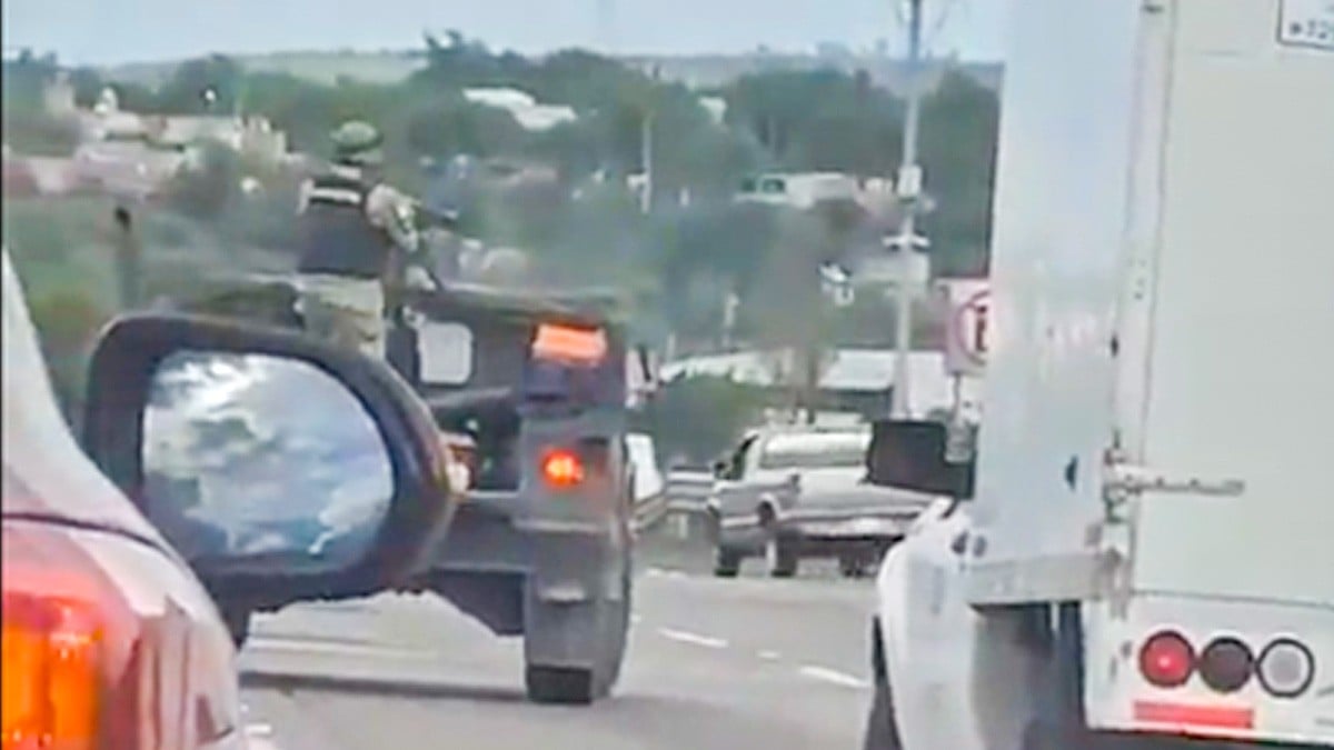 VIDEO: Ejército persigue pipa de huachicol por la carretera y desata balacera