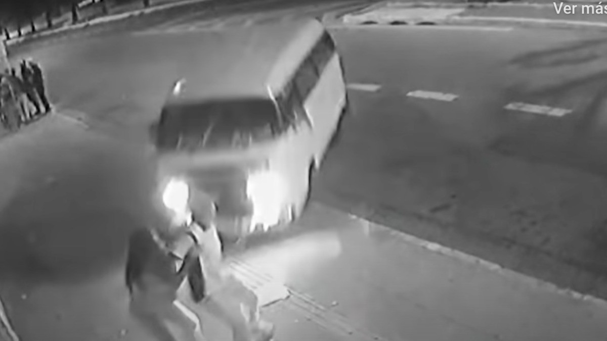 VIDEO Conductor de combi atropella y mata a mujer embarazada de 8 meses; no se salva el bebé