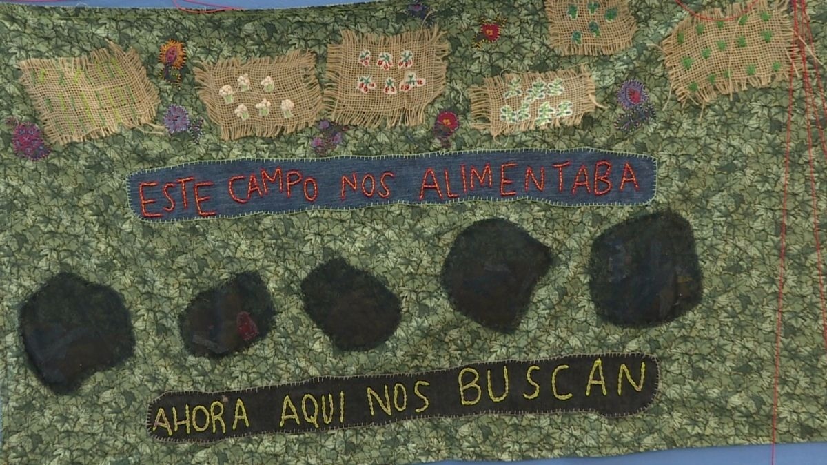 'Gritan' con hilos y agujas: bordan calvario por familiares desaparecidos