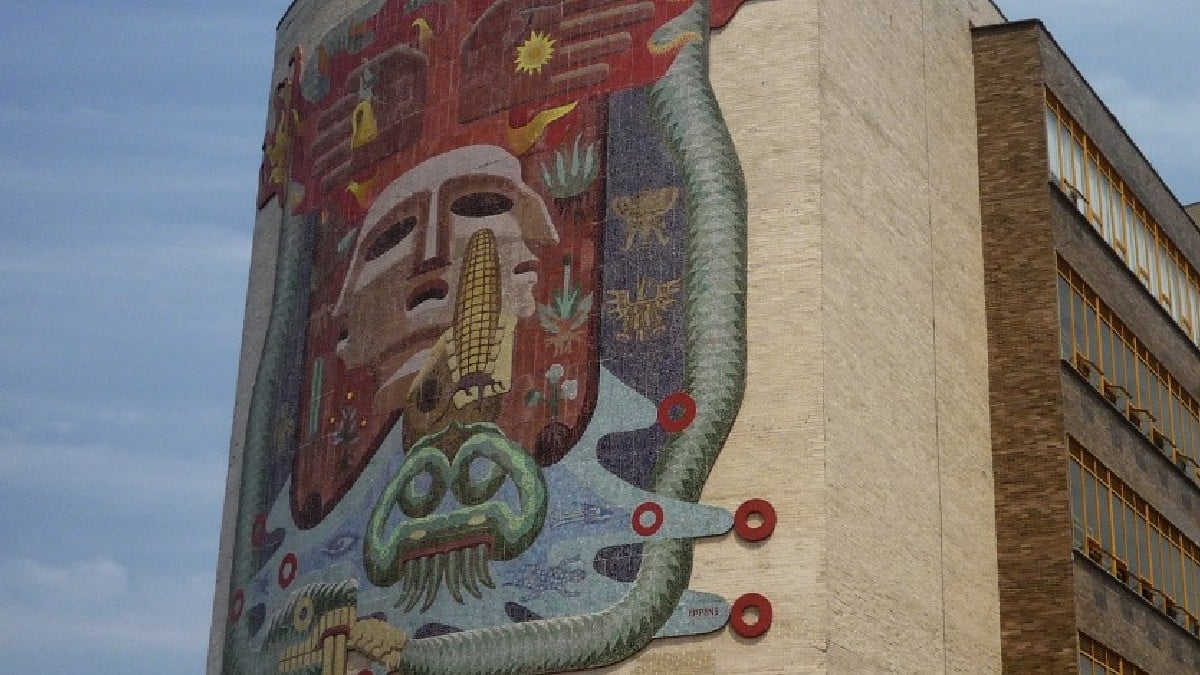 Profesor de la UNAM de 36 años se desploma y fallece en plena clase frente a sus alumnos