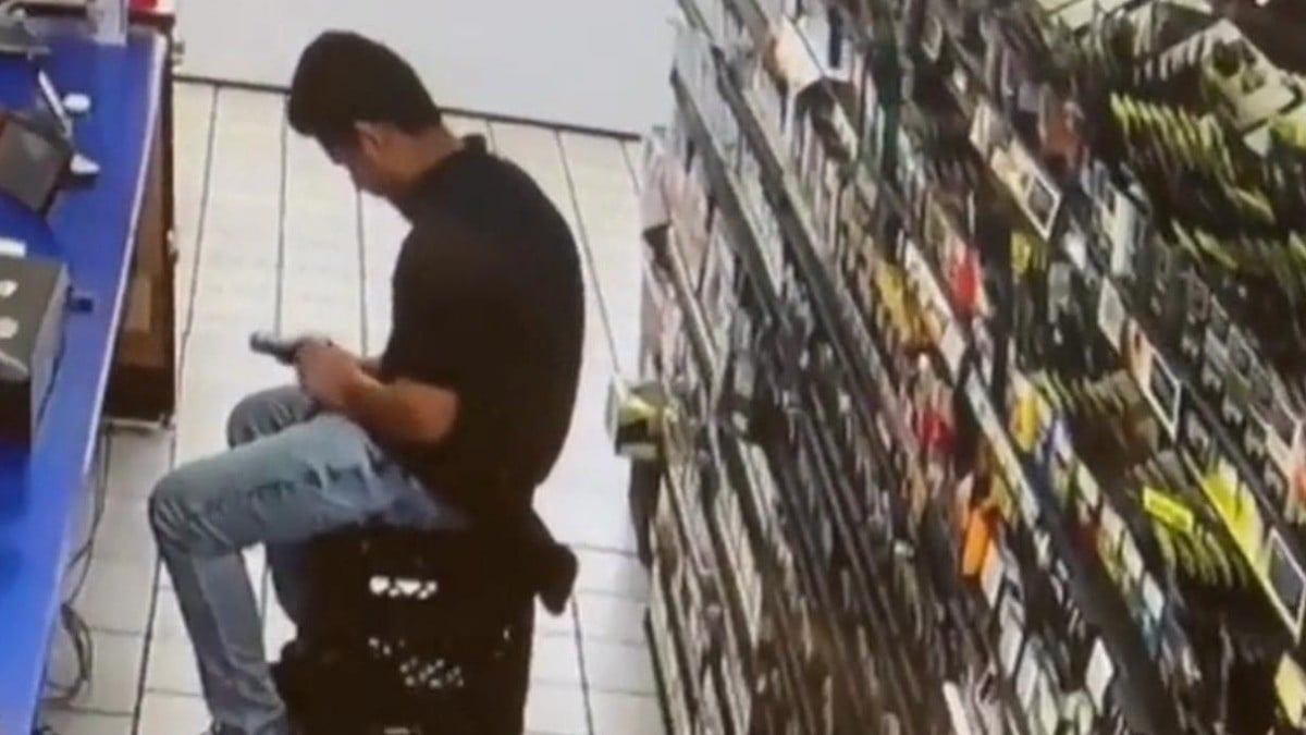 VIDEO Empleado se dispara por accidente al manipular un arma