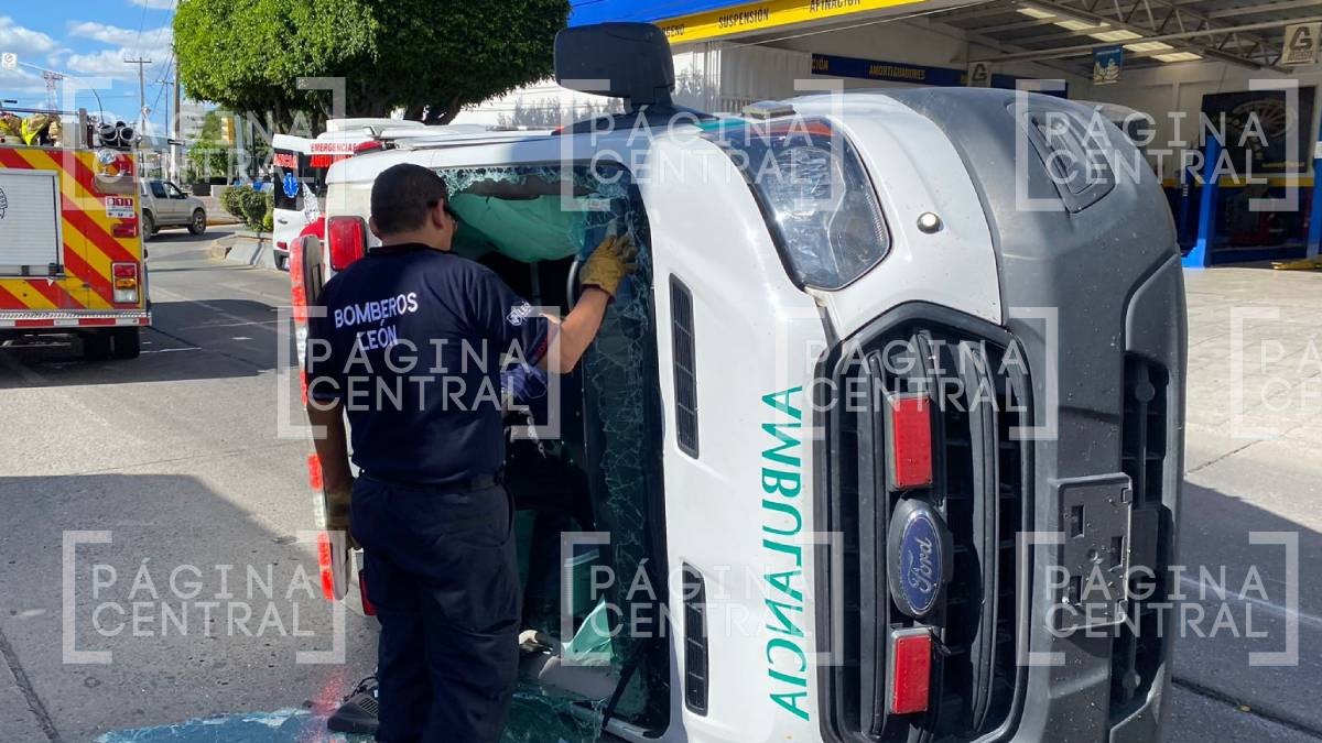 Muere hombre al volcar ambulancia que lo llevaba al hospital en León