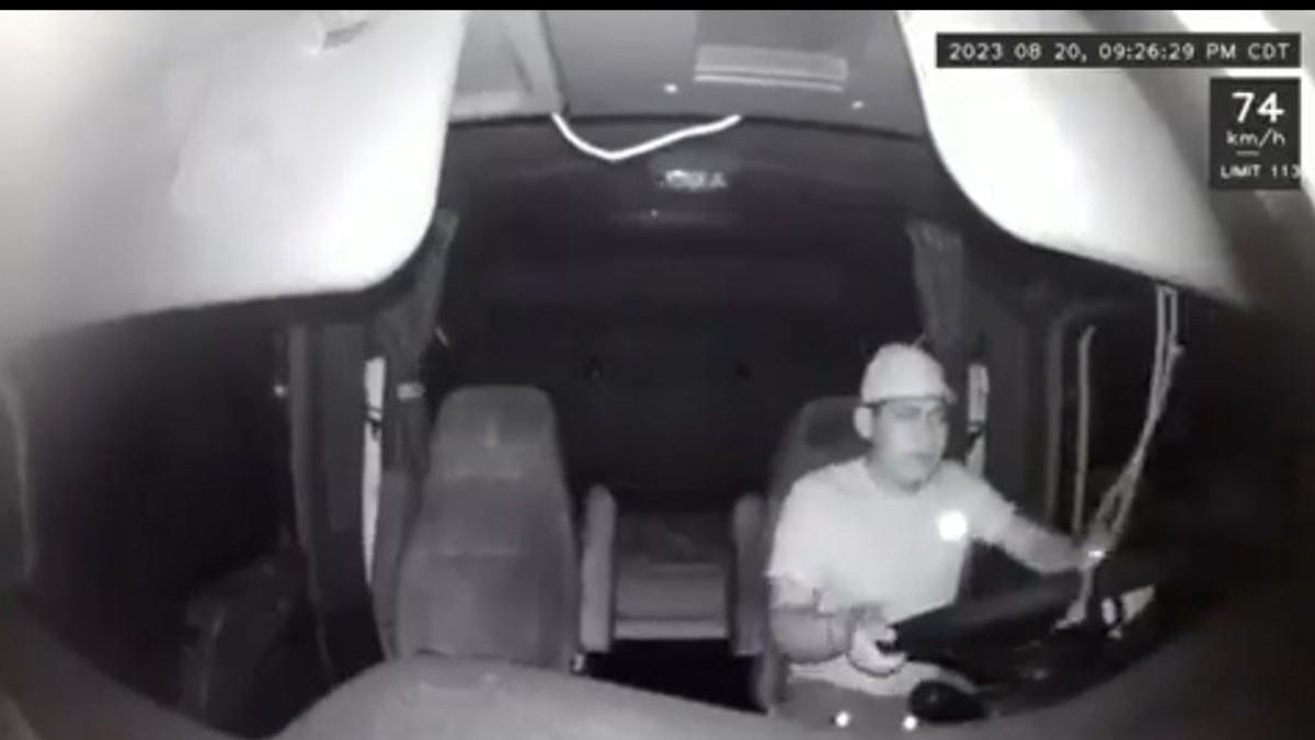 Trailero se distrae con el celular y se impacta contra auto detenido