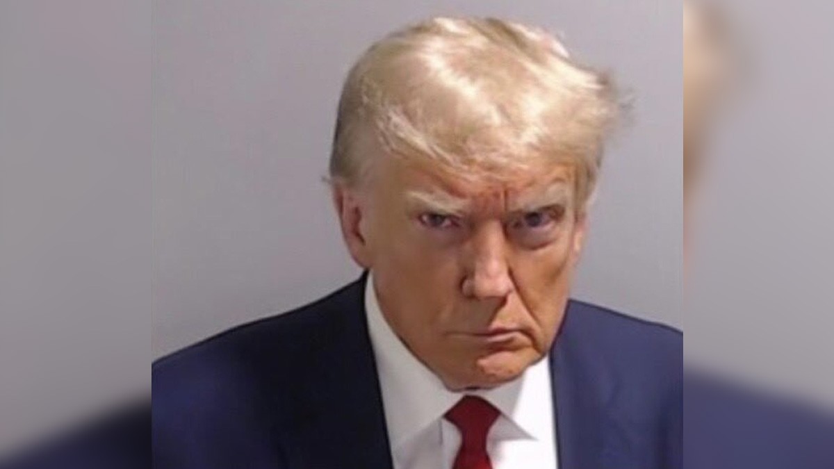 Donald Trump se entrega a las autoridades de Georgia y es fichado, pero sale bajo fianza