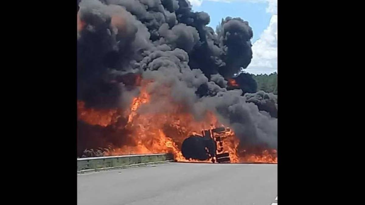 VIDEO. Estalla pipa de gasolina en Autopista Durango-Mazatlán