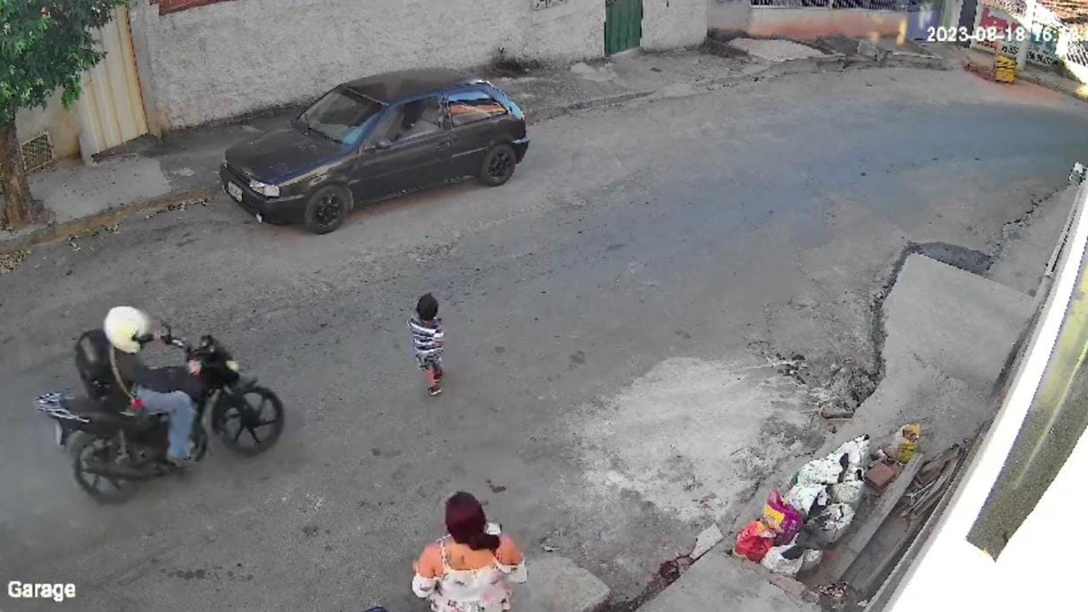 VIDEO Mamá se distrae en el celular y motocicleta atropella a su hijo; lo lanza varios metros