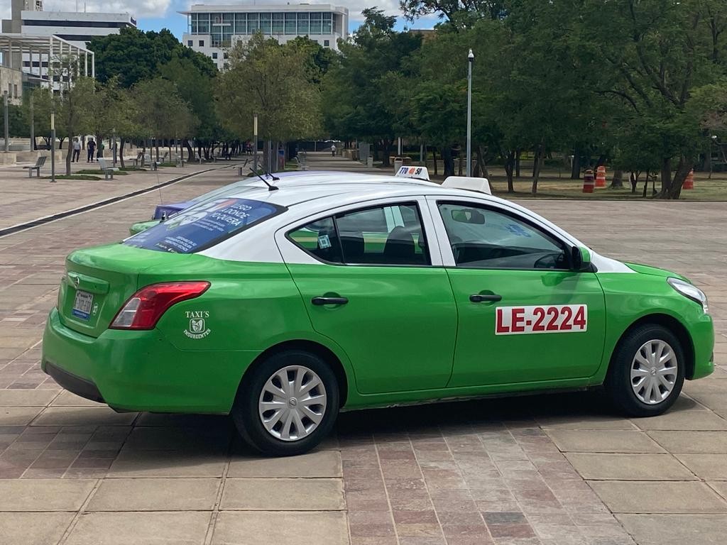 Prefieren el Tsuru: hay poca demanda de créditos para renovar taxis en Guanajuato