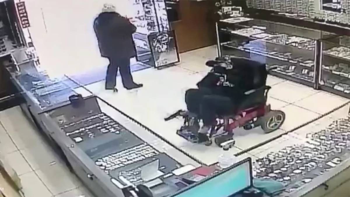 VIDEO. Ladrón sin brazos asalta joyería sosteniendo arma con sus pies