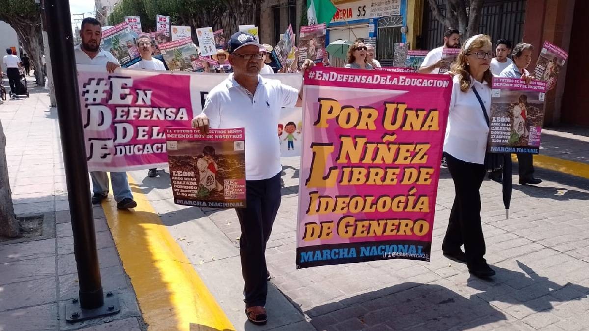 Marchan contra nuevos libros de la SEP en León