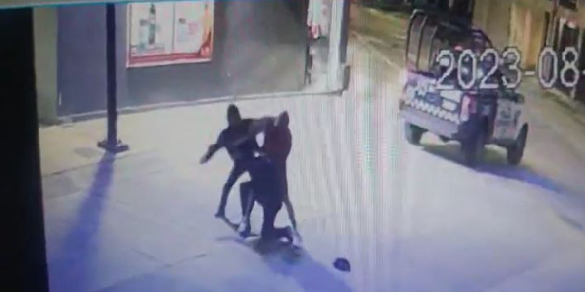 Se viraliza video de agresión a un policía; le robaron su arma